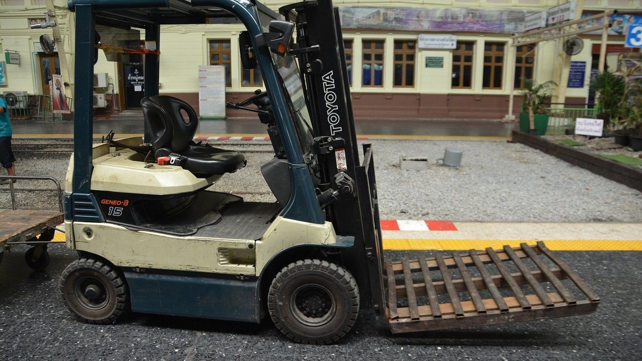 fork-lift-truck-1430377_1280